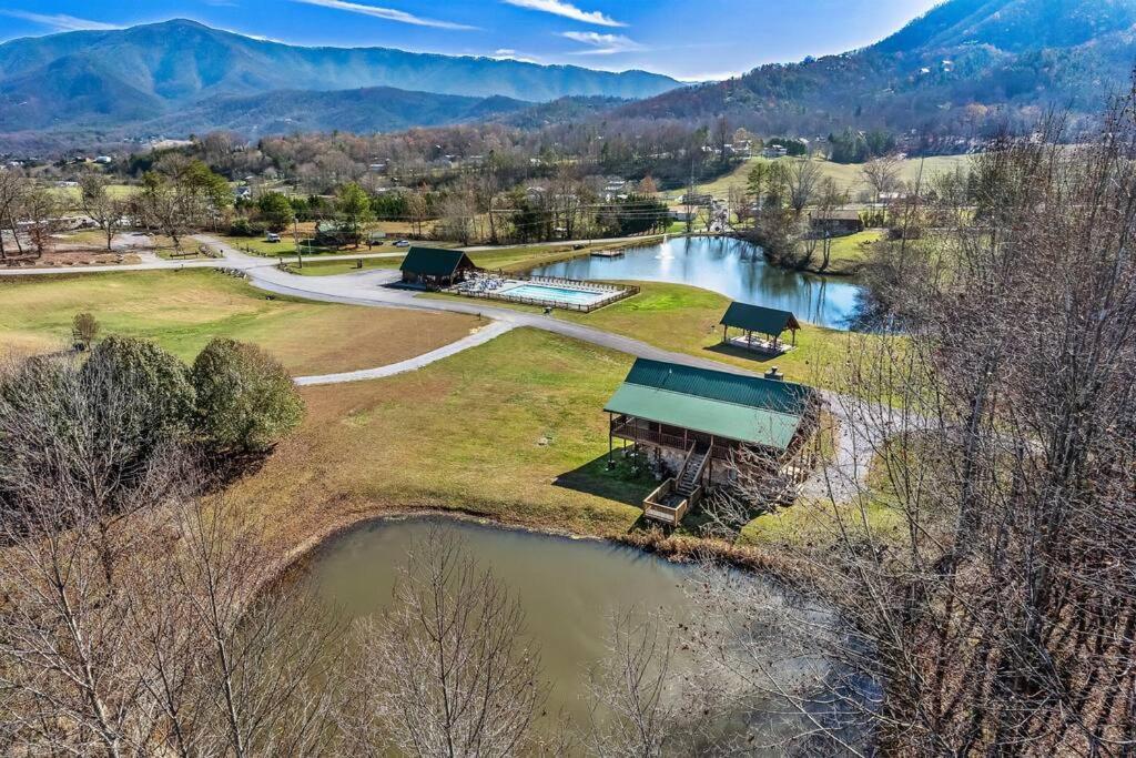 塞维尔维尔Spectacular Mtns Views With Private Hot Tub With Pool Table And Private Pond别墅 外观 照片